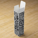 Svartvit elegant blommönster presentask för vinflaska<br><div class="desc">Svart blommönster för elegant över beställnings- bakgrundsfärg för vit.</div>