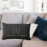 Svartvit elegant för Business logotyp Lumbarkudde<br><div class="desc">En snyggt, klassisk svart bakgrund. Anpassa och lägg till ditt företag, din logotyp och en text. Vit brev. Om du vill att kudden utan text ska tas bort, användor du nyckel för backstegstecknet. Perfekt för hotelllobbyverksamhet, uthyrning av egendom och jakttjänster och uthyrning. Denna kudde finns också i vår butik med...</div>