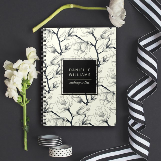 Svartvit Elegant Magnolia Botanical Anteckningsbok (Personalize with your name and title or other desired text.)