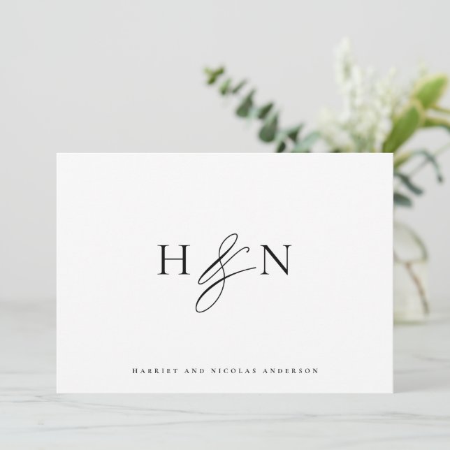 Svartvit Elegant Monogram Bröllop Tack Kort (Stående Fram)