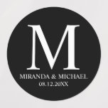 Svartvit Elegant Monogram Wedding Favor Lab Klistermärke<br><div class="desc">En elegant med monogram,  namn och datum i vitt serif-teckensnitt stil på svart bakgrund.</div>
