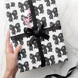 Svartvit Elegant Mönster Presentpapper<br><div class="desc">Svartvit vattenfärg, radbrytning Papper. Höj dina presenter med den här chicen och gör att du enkelt kan slå pappert med en vattenfärgad svart båge mönster. Perfekt för ett tema för "Gifter sig" möhippa fungerar den här mångsidiga designen också utmärkt för födelsedagar, elegant firande eller tillfälle där man vill ha en...</div>