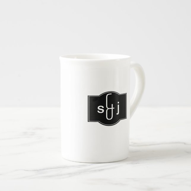 Svartvit etikett, monogrammad benporslin mugg (Framsida höger)