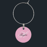Svartvit Finare Monogram-Rosa Berlock Vinglas<br><div class="desc">Anpassa det moderna handskrivna stil-skriptet för att skapa din egen gigantiska vincharm åt henne. Lägg till en monogramsstart och namn för att skapa en första namn-initialkombination med finare klassisk stil-kalligrafi. Du kan anpassa färgen rosa,  svartvitt i den här designen.</div>