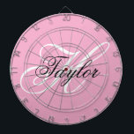 Svartvit Finare Monogram-Rosa Darttavla<br><div class="desc">Anpassa det moderna handskrivna stil-skriptet för att skapa din egen gigantiska gåva till henne. Lägg till en monogramsstart och namn för att skapa en första namn-initialkombination med finare klassisk stil-kalligrafi. Du kan anpassa färgen rosa,  svartvitt i den här designen.</div>