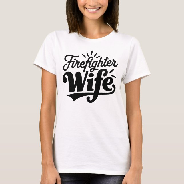 Svartvit Firefighter Wife Black Text White T Shirt (Framsida)