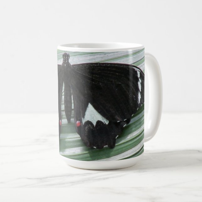 Svartvit fjäril kaffemugg (Framsida höger)