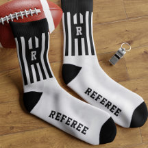 Svartvit fotboll och vitstrimlade socklar