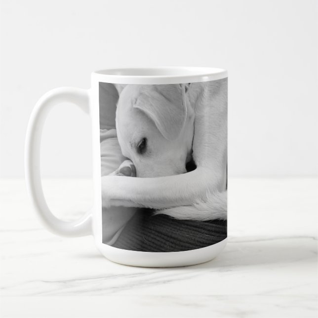 Svartvit foto av Cute Hund Resten med Pappa Kaffemugg (Vänster)