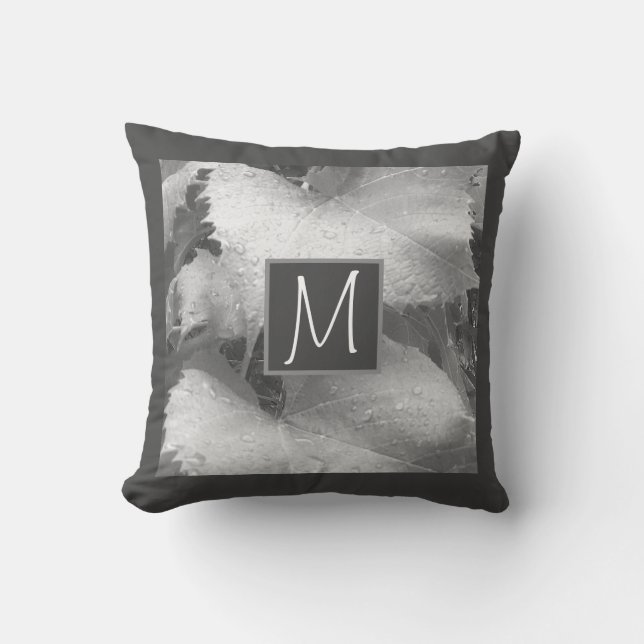 Svartvit foto av Grape Löv Initial Grått Kudde (Framsida)