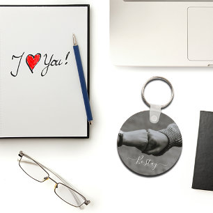 Svartvit foto av händer från två nyckelkedjor för  nyckelring