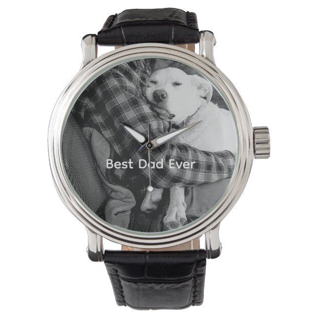 Svartvit foto av Hund Snuggling med Pappa Armbandsur (Framsida)