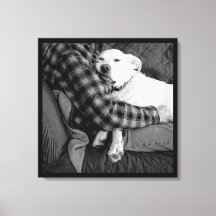 Svartvit foto av Hund Snuggling med Pappa