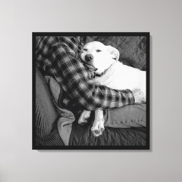 Svartvit foto av Hund Snuggling med Pappa Canvastryck