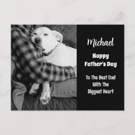 Svartvit foto av Hund Snuggling med Pappa Helg Vykort
