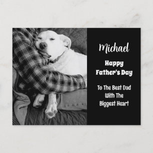 Svartvit foto av Hund Snuggling med Pappa Helg Vykort