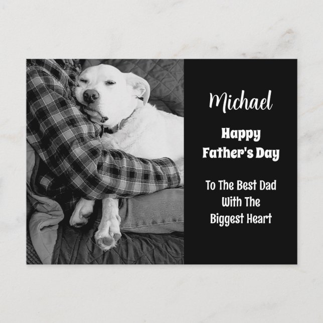 Svartvit foto av Hund Snuggling med Pappa Helg Vykort (Framsida)