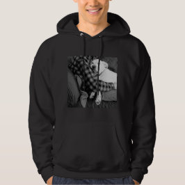 Svartvit foto av Hund Snuggling med Pappa Hoodie