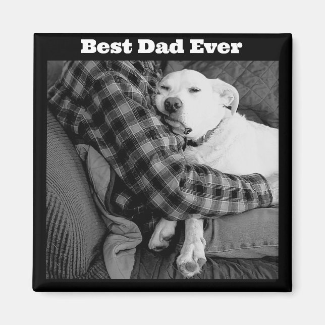 Svartvit foto av Hund Snuggling med Pappa Magnet (Framsidan)