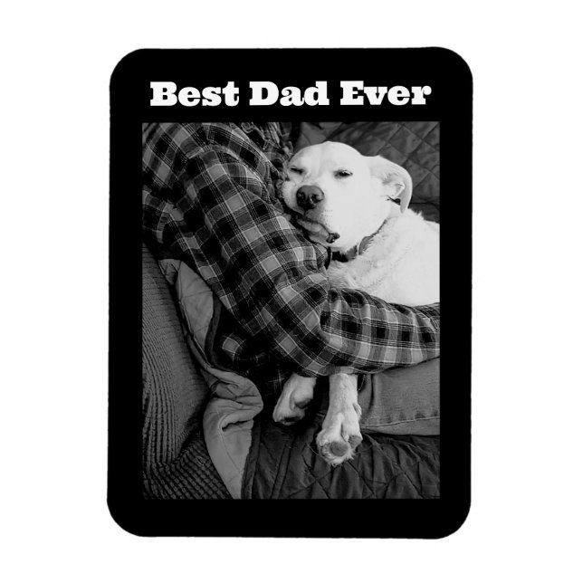 Svartvit foto av Hund Snuggling med Pappa Magnet (Vertikal)