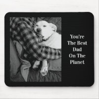 Svartvit foto av Hund Snuggling med Pappa