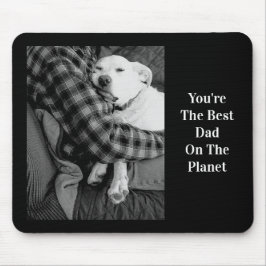Svartvit foto av Hund Snuggling med Pappa Musmatta