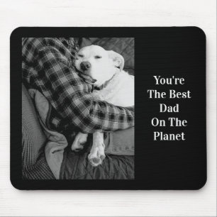 Svartvit foto av Hund Snuggling med Pappa Musmatta