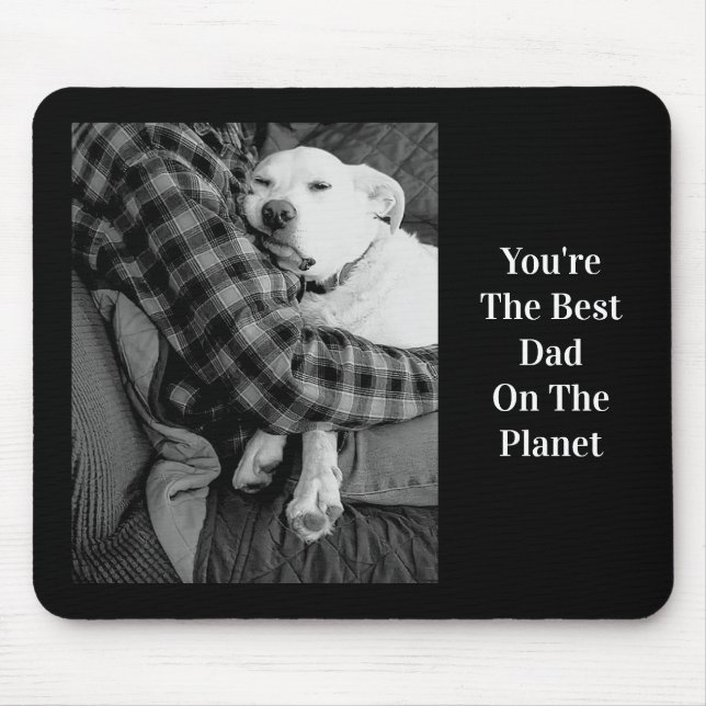 Svartvit foto av Hund Snuggling med Pappa Musmatta (Framsidan)