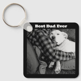 Svartvit foto av Hund Snuggling med Pappa Nyckelring