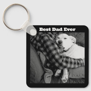 Svartvit foto av Hund Snuggling med Pappa Nyckelring