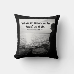 Svartvit foto av Sea and Man Bible Verse Kudde