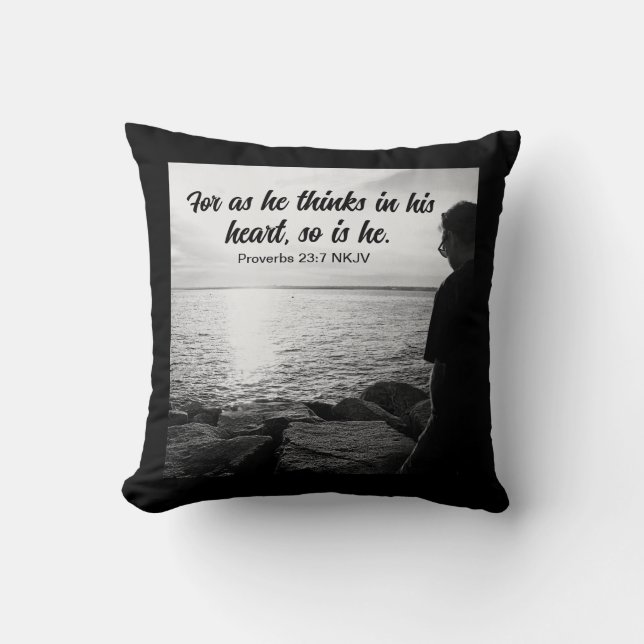 Svartvit foto av Sea and Man Bible Verse Kudde (Framsida)