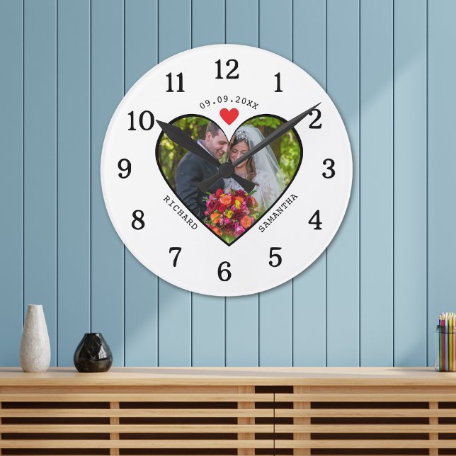 Svartvit foto i hjärtat 1:a Bröllop-årsdagen Rund Klocka (Black White Photo In Heart 1st Wedding Anniversary Round Clock)