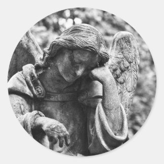 Svartvit fotografi av kyrkoänglar runt klistermärke