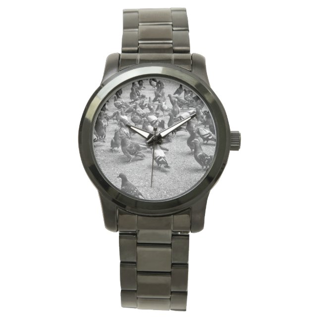 Svartvit fotografi av många duvor armbandsur (Framsida)