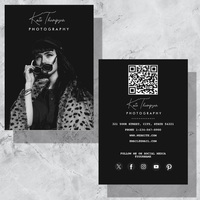 Svartvit fotografi av typsnittsfotograf visitkort (Script Font Photographer Black White Photography Business Card)