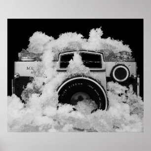 Svartvit fotografivintagekamera i snö poster