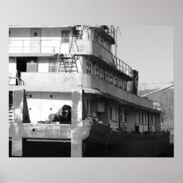 Svartvit gammal tuggbåt på Grass 16 x 20 Poster