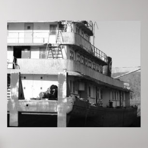 Svartvit gammal tuggbåt på Grass 16 x 20 Poster