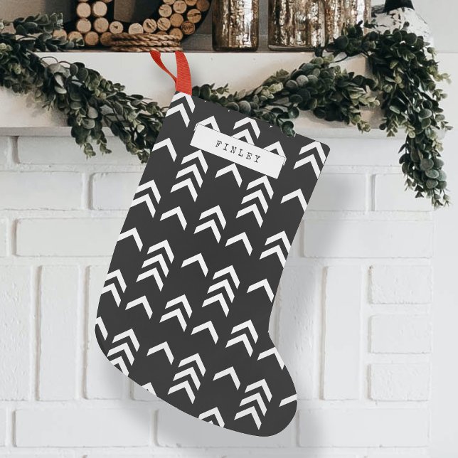 Svartvit geometrisk Chevron Mönster Liten Julstrumpa (Black and white geometric Christmas stocking by Guava, featuring custom name typewriter font design)
