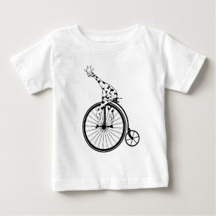 Svartvit giraffe som cyklar tee shirt