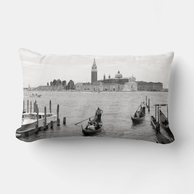 Svartvit gondol i staden av Venedig Lumbarkudde (Framsida)