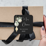 Svartvit guld-buske jul fyrkantigt klistermärke<br><div class="desc">För en julomslutning av party favors eller gåva. En elegant,  modern svart bakgrund. Dekorerad med vita och guld baublar och lite grej och en gräs-kon. Anpassa och lägg till ditt namn,  år. Text: God jul</div>