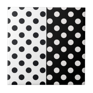 Svartvit halv Färg, uppdelad inverterad Polka dots Kakelplatta