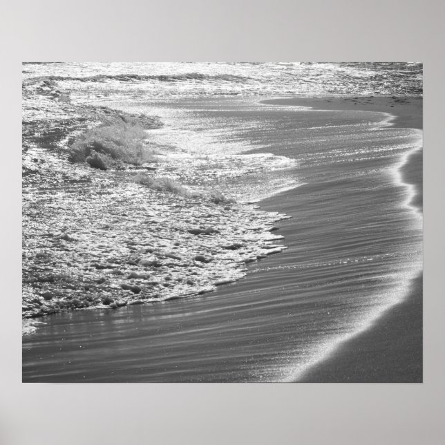 Svartvit hav Tvättande upp på stranden 16 x 20 Poster (Framsidan)