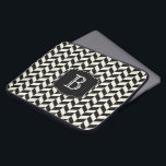 Svartvit Herringbone Mönster med Monogram Laptop Sleeve<br><div class="desc">En attraktiv herringbenkritdesign i svartvitt med personlig monogram som du kan redigera med din ursprungliga eller andra önskade text. Skydda din bärbara dator eller Tablet PC-enhet i stil!</div>