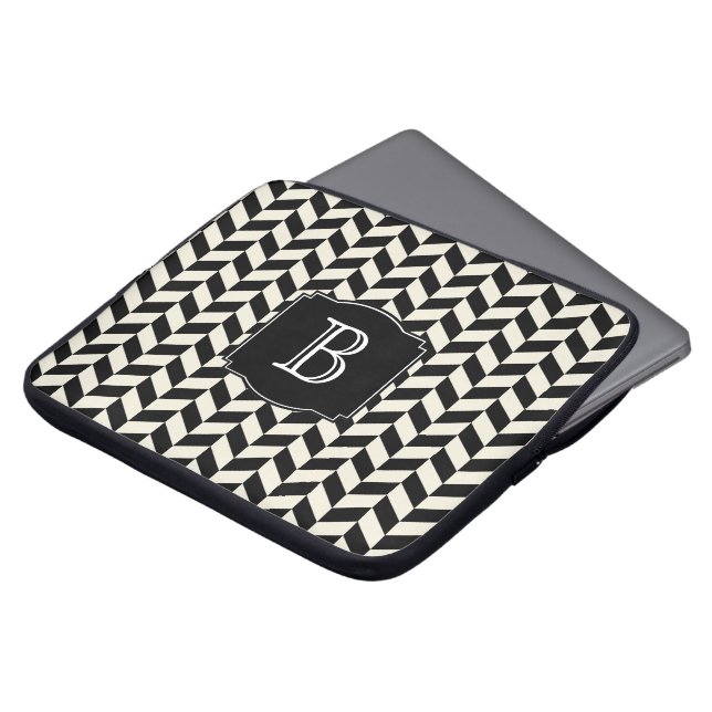 Svartvit Herringbone Mönster med Monogram Laptop Sleeve (Framsida topp)