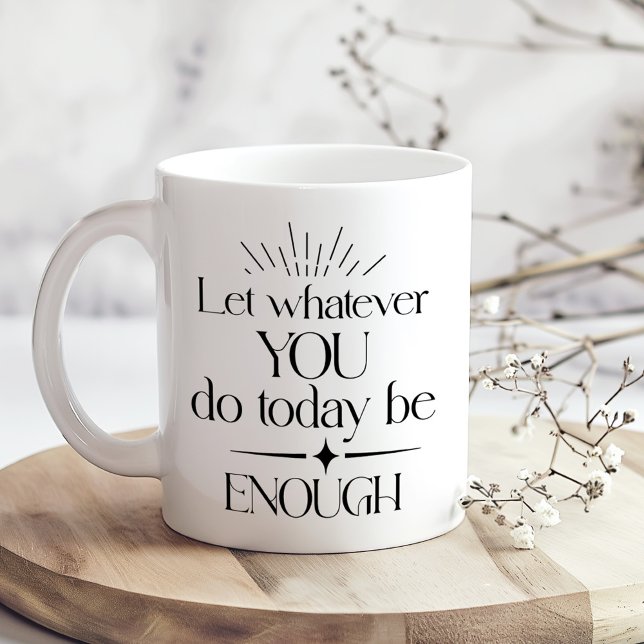 Svartvit inspirationsoffert Två-Tonad mugg (Black and White Inspirational Quote Two-Tone Coffee Mug on a sunny boho wooden table.)
