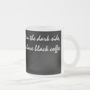 Svartvit kaffe frostad glasmugg