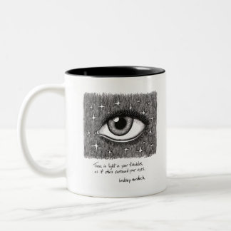 svartvit kaffemugg med citationstecken och konst